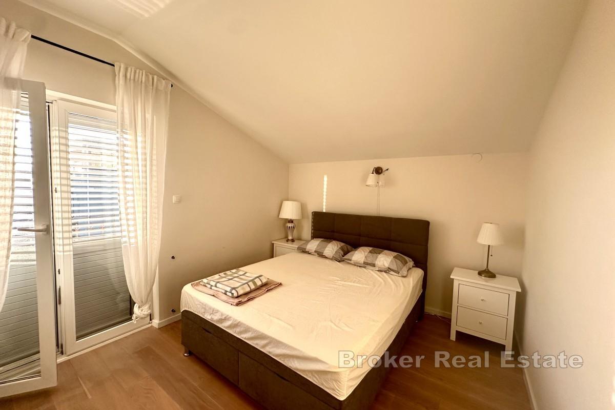 Priestranný dvojspálňový apartmán s výhľadom na more