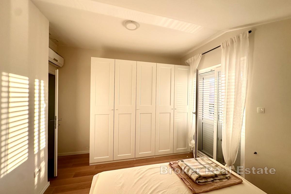 Priestranný dvojspálňový apartmán s výhľadom na more