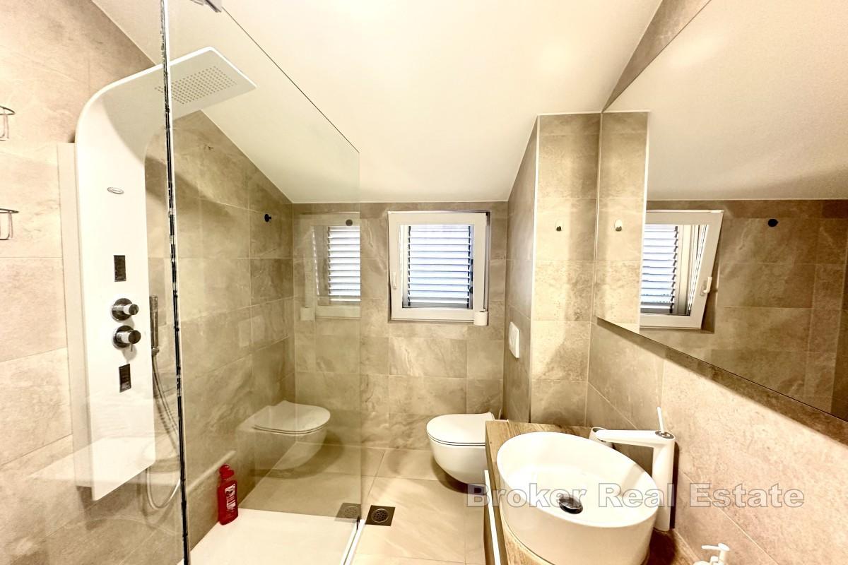 Priestranný dvojspálňový apartmán s výhľadom na more