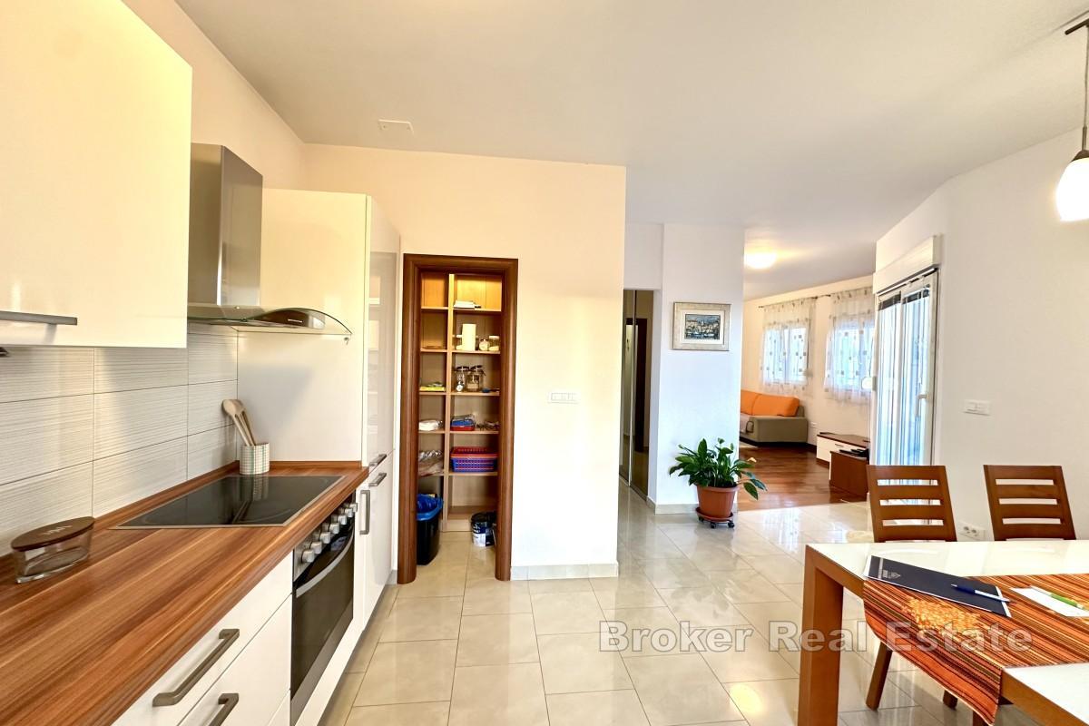 Exklusiv tvårumslägenhet i Žnjan - långtidsuthyrning