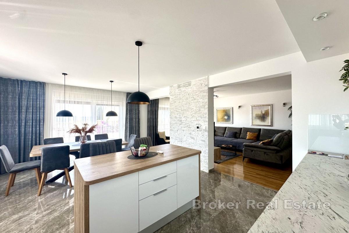 Przestronny apartament typu duplex z tarasem i widokiem na morze