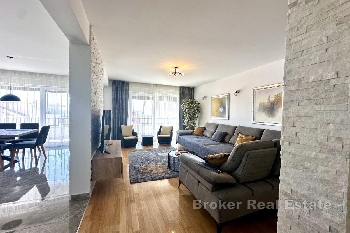 Przestronny apartament typu duplex z tarasem i widokiem na morze