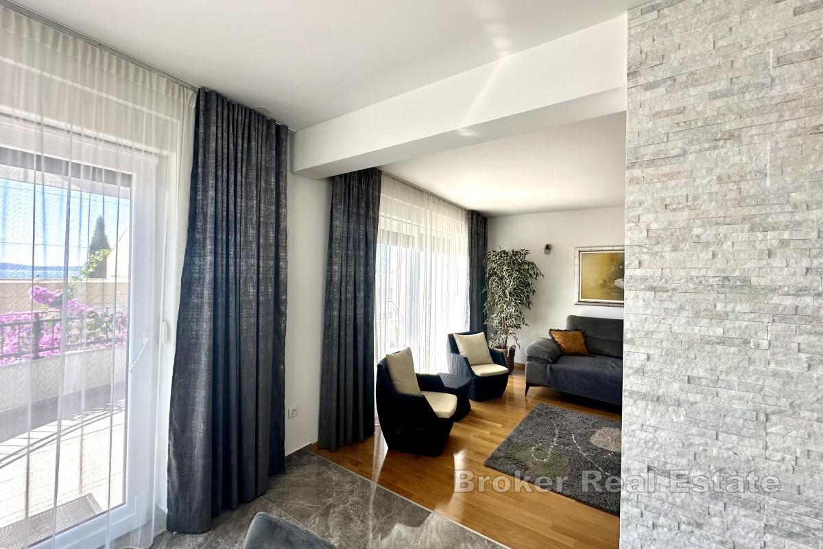 Przestronny apartament typu duplex z tarasem i widokiem na morze