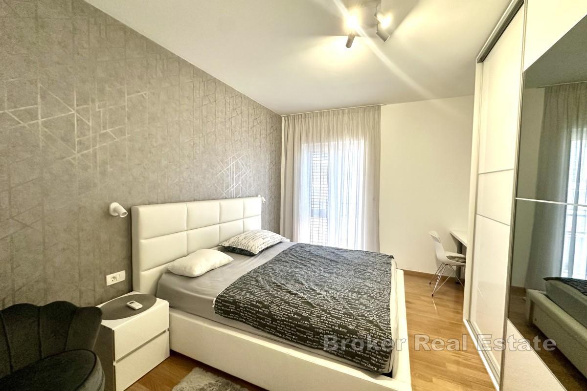 Przestronny apartament typu duplex z tarasem i widokiem na morze
