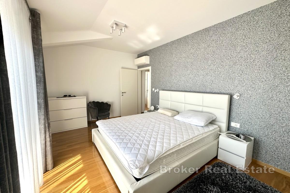 Przestronny apartament typu duplex z tarasem i widokiem na morze