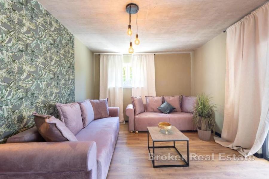Apartmán s dvoma spálňami, záhradou a bazénom