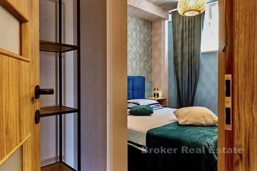 Apartmán s dvoma spálňami, záhradou a bazénom