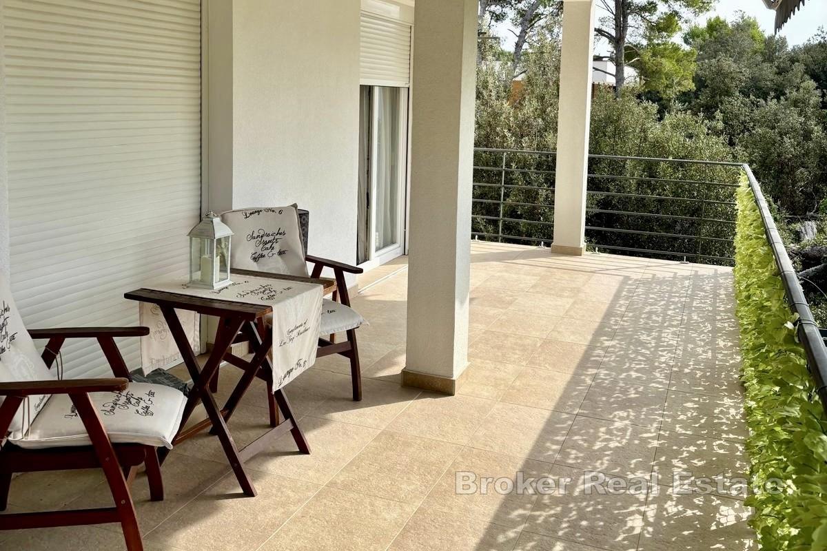 Ampio appartamento con due camere da letto con terrazza, giardino e parcheggio privato