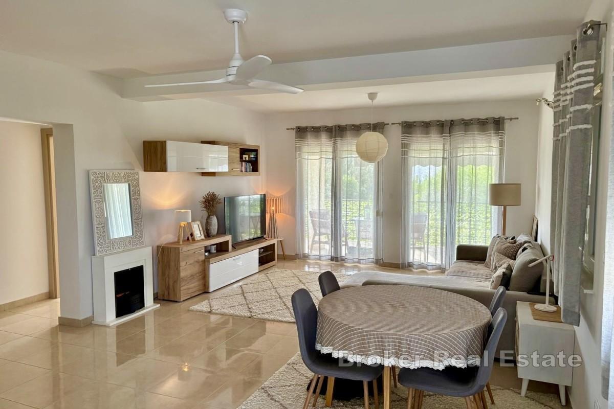 Ampio appartamento con due camere da letto con terrazza, giardino e parcheggio privato