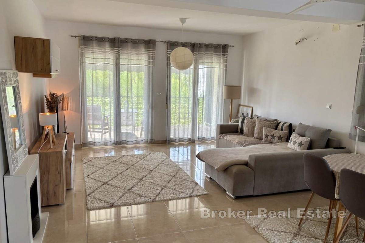 Просторная двухкомнатная квартира с террасой, садом и собственной парковкой