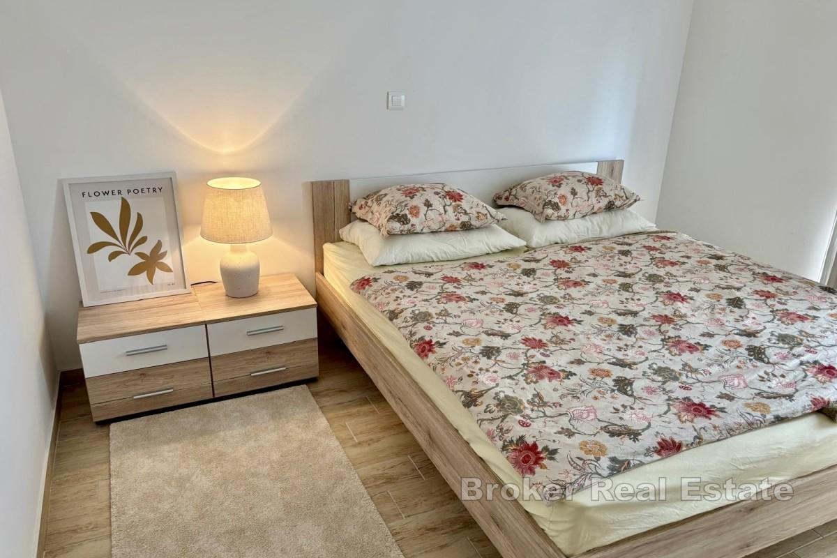 Ampio appartamento con due camere da letto con terrazza, giardino e parcheggio privato