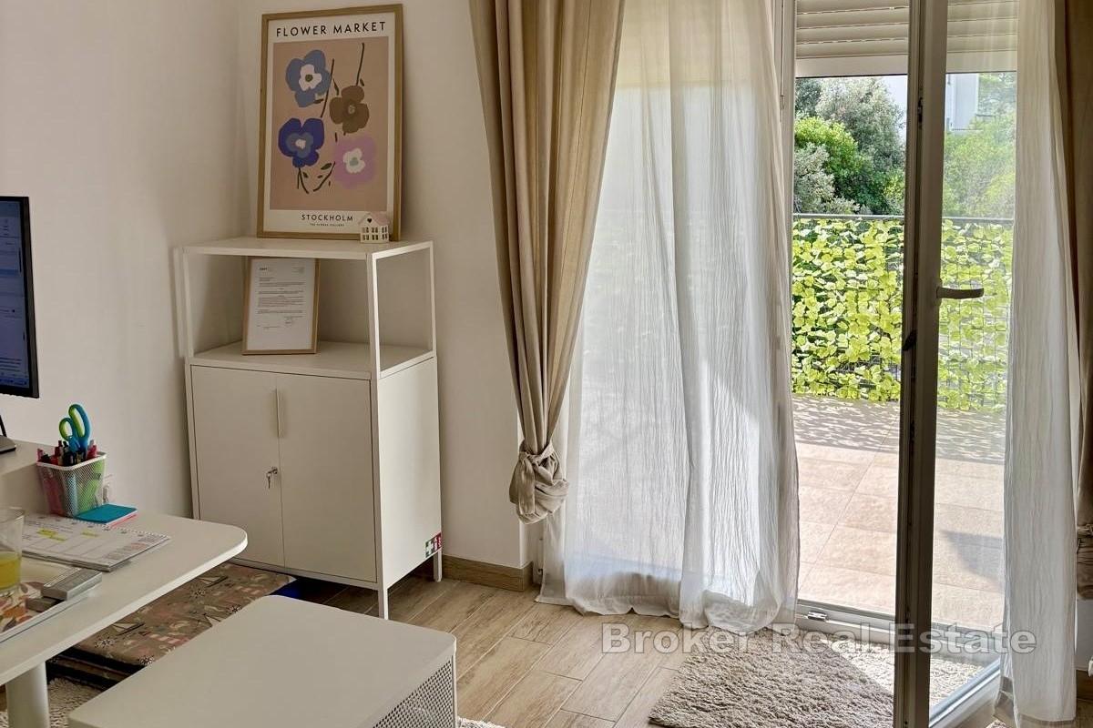 Ampio appartamento con due camere da letto con terrazza, giardino e parcheggio privato