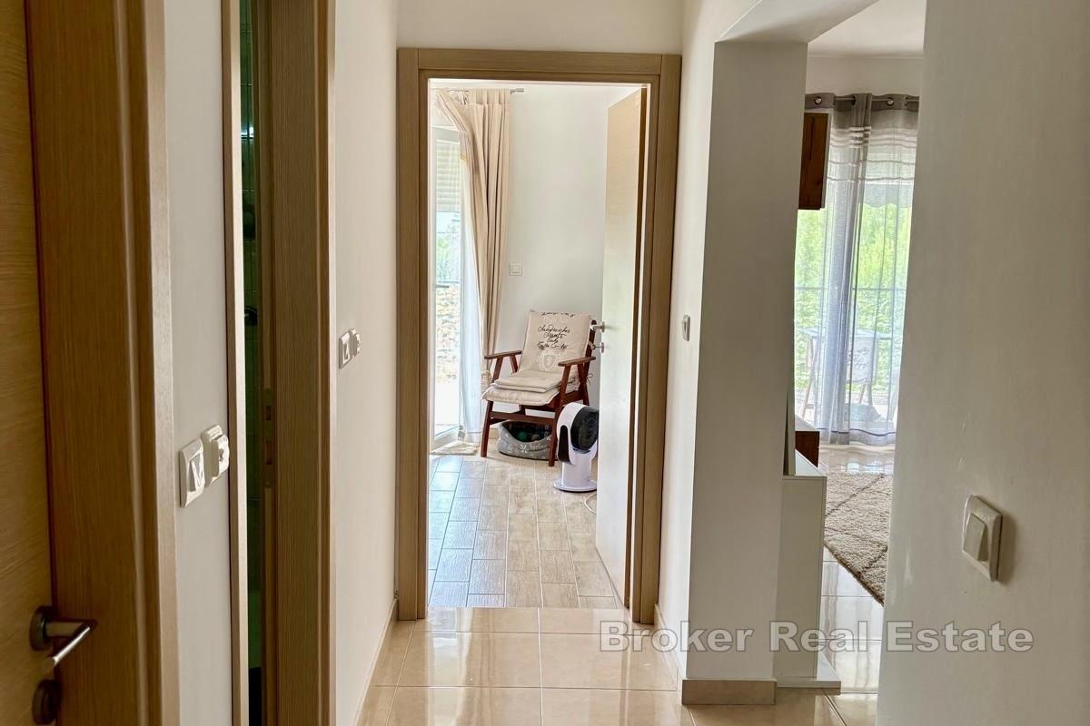 Ampio appartamento con due camere da letto con terrazza, giardino e parcheggio privato