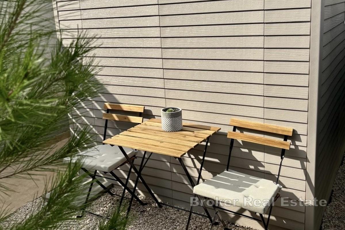Ampio appartamento con due camere da letto con terrazza, giardino e parcheggio privato