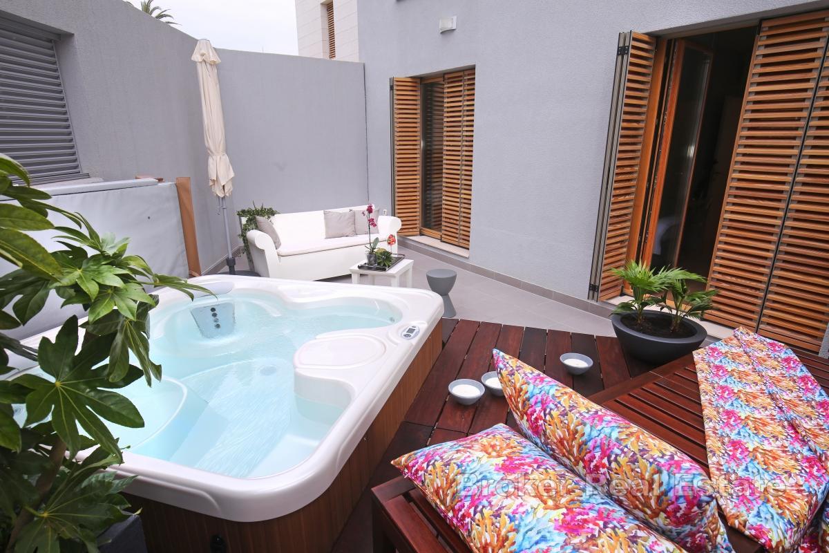 Elegant tvårumslägenhet med jacuzzi