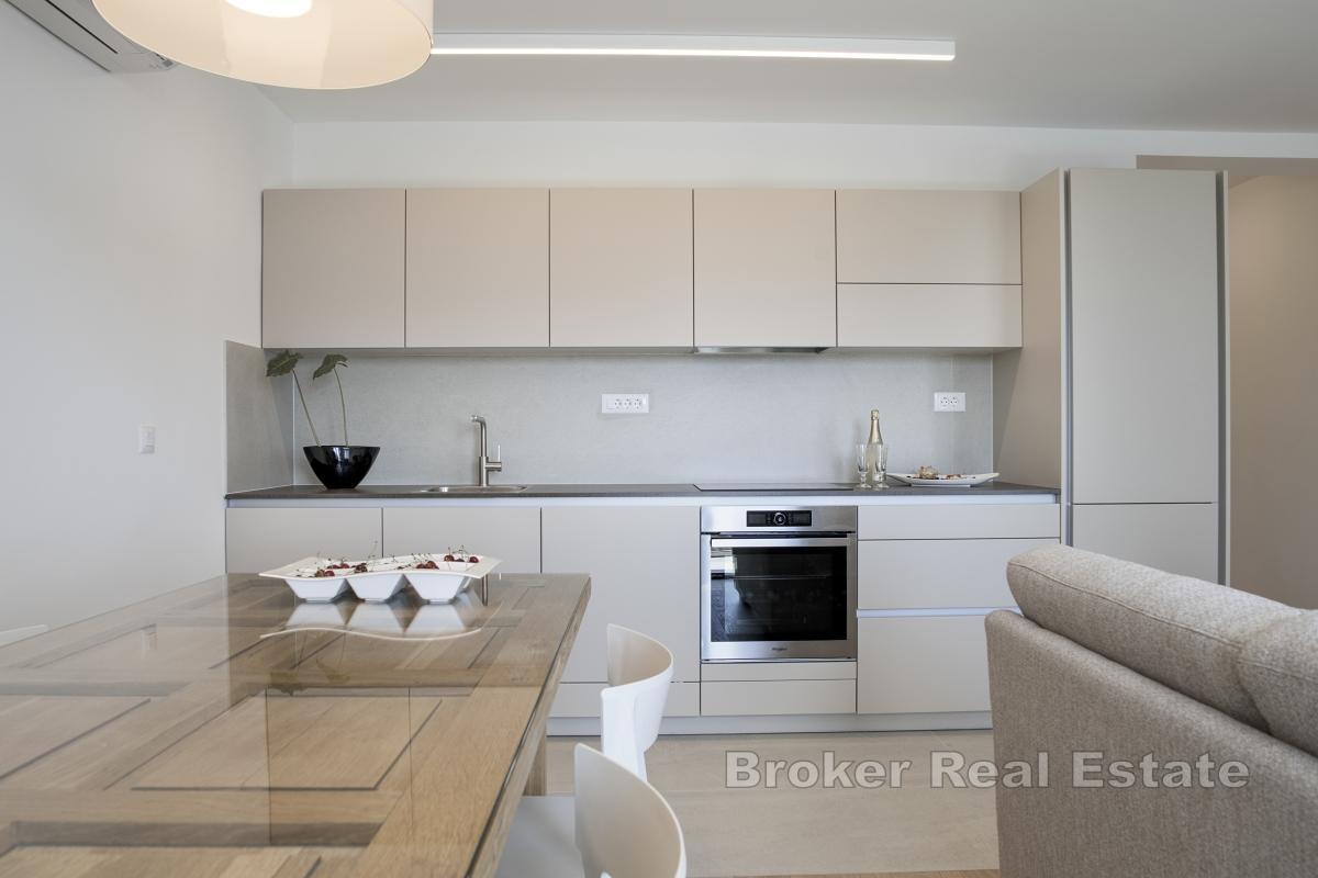 Moderne zariadený apartmán s panoramatickým výhľadom na more