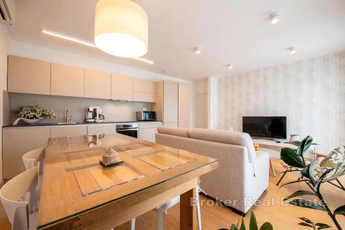 Moderne zariadený apartmán s panoramatickým výhľadom na more