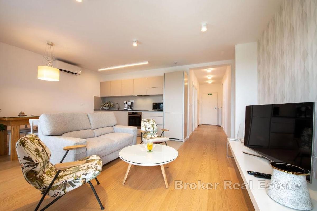 Moderne zariadený apartmán s panoramatickým výhľadom na more