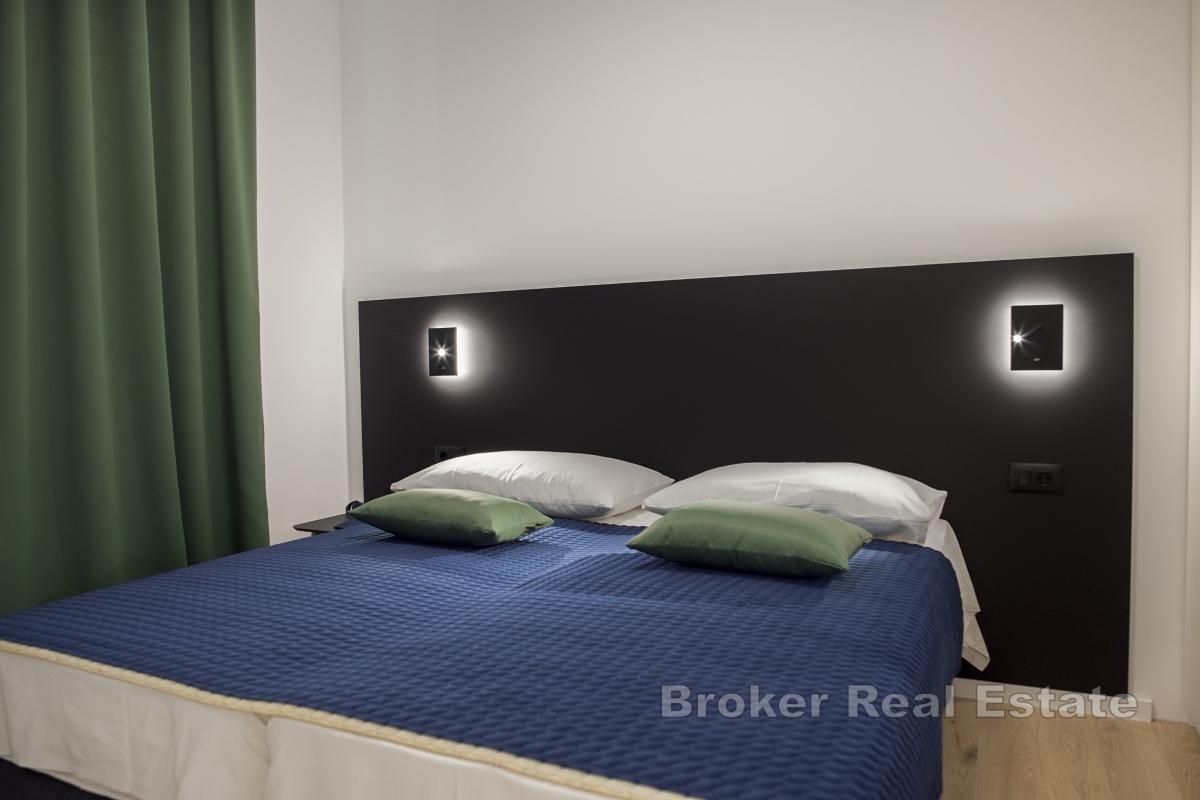 Moderne zariadený apartmán s panoramatickým výhľadom na more