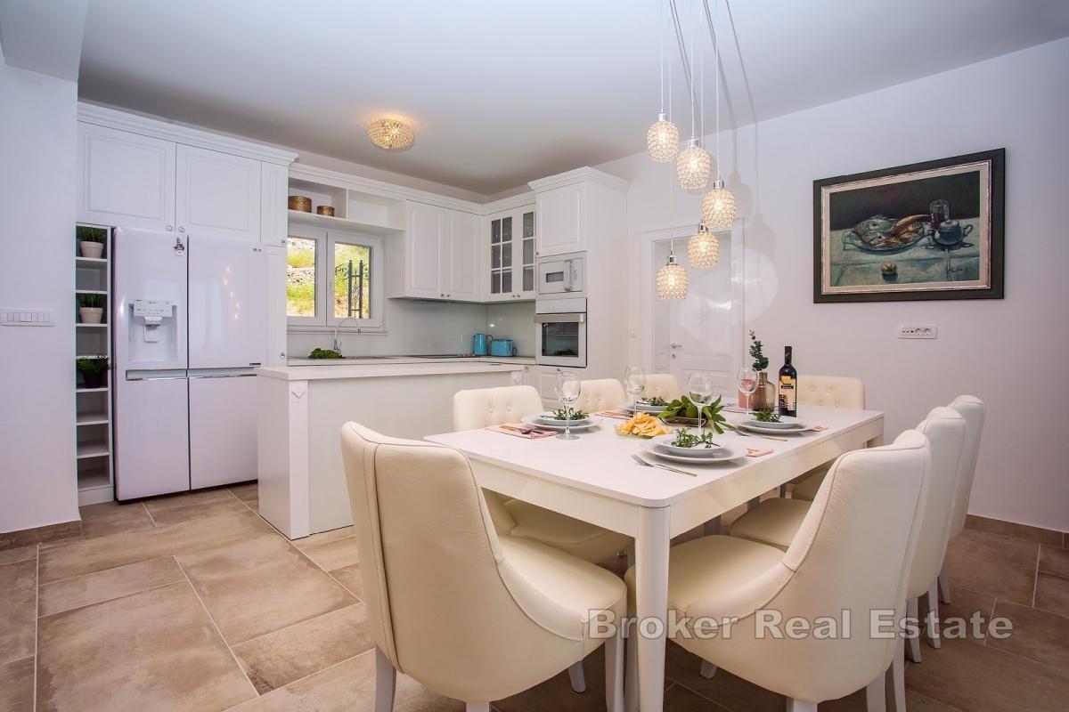 Willa z basenem i widokiem na morze