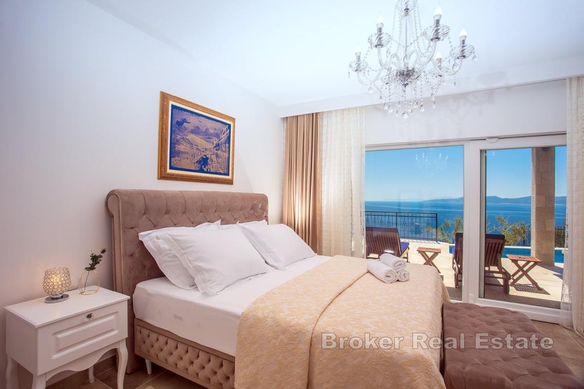 Willa z basenem i widokiem na morze