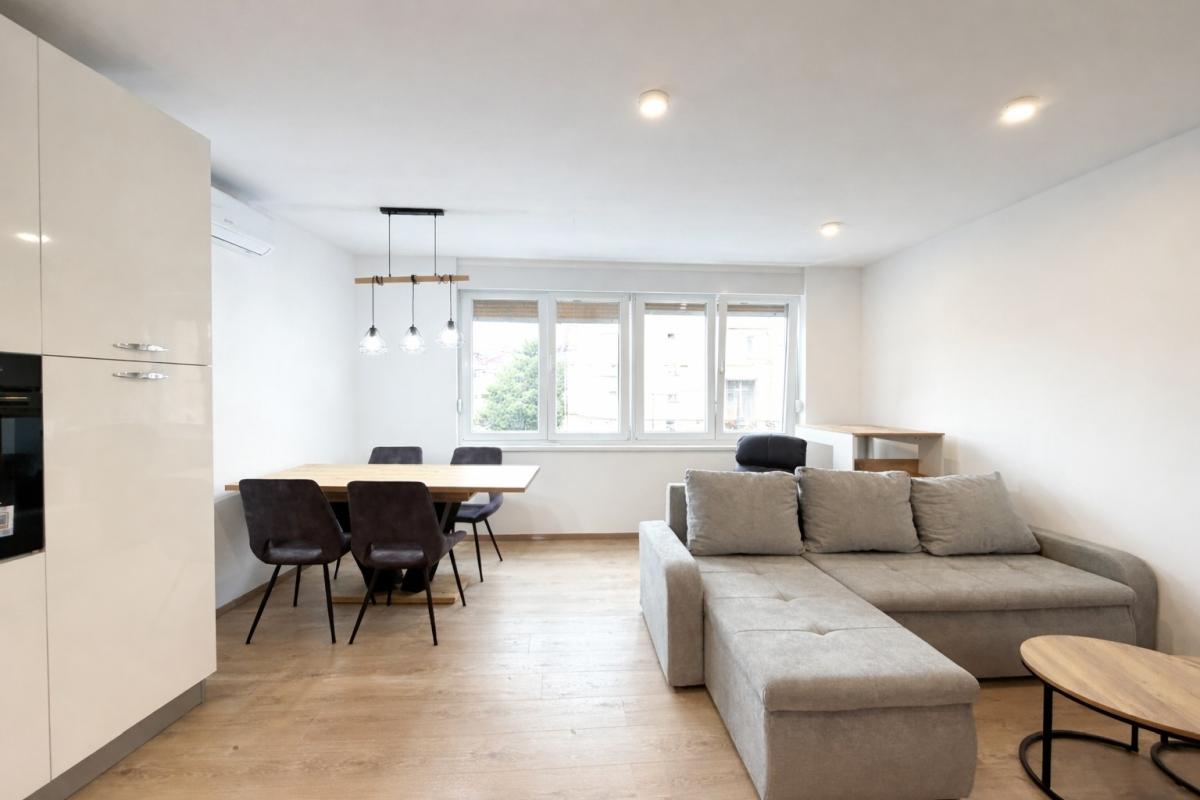 001-2049-84-Split-Manus-Renovated-one-bedroom-apartment-for-sale