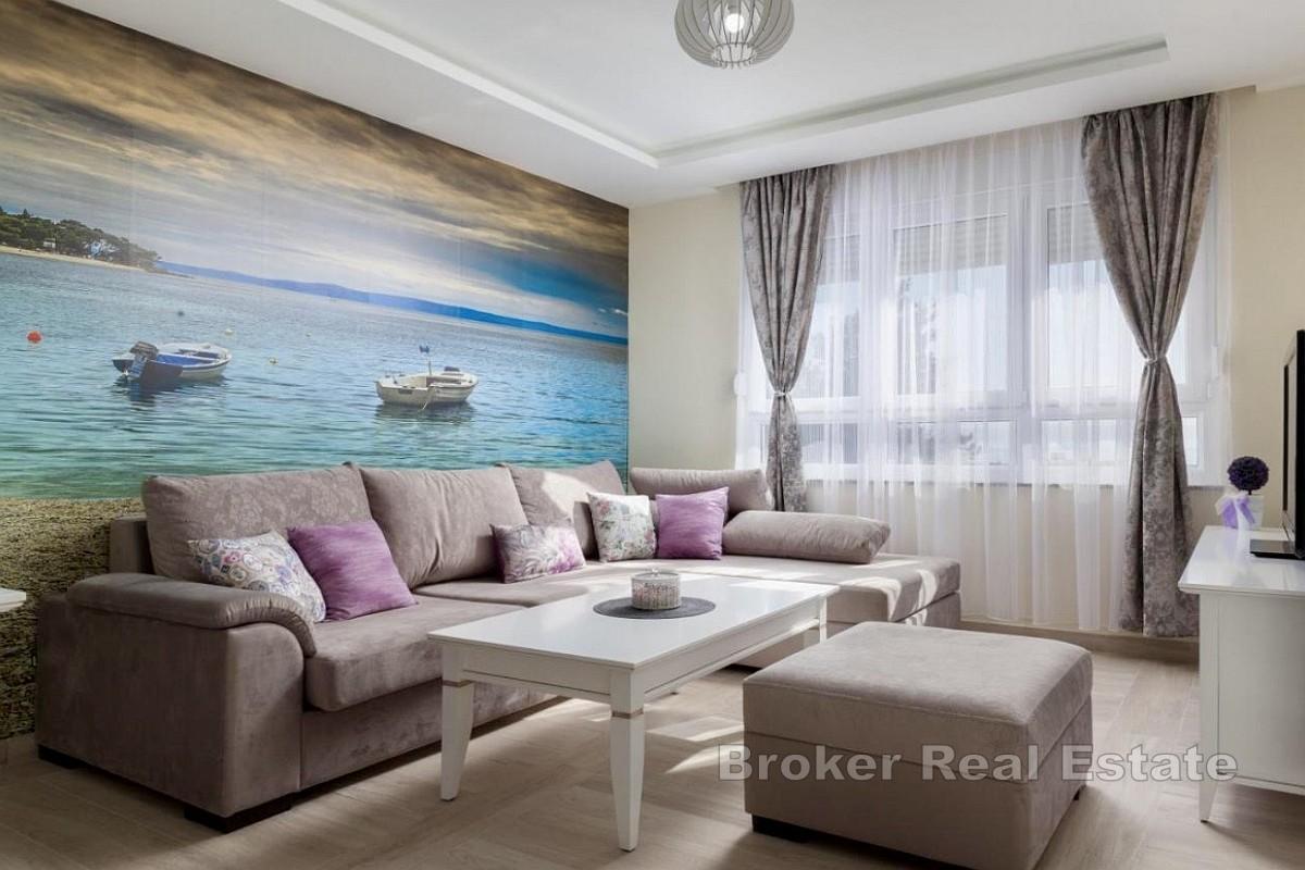 Appartamento con due camere da letto, arredato con gusto, loggia e posto auto