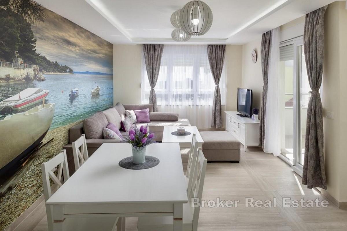 Appartamento con due camere da letto, arredato con gusto, loggia e posto auto