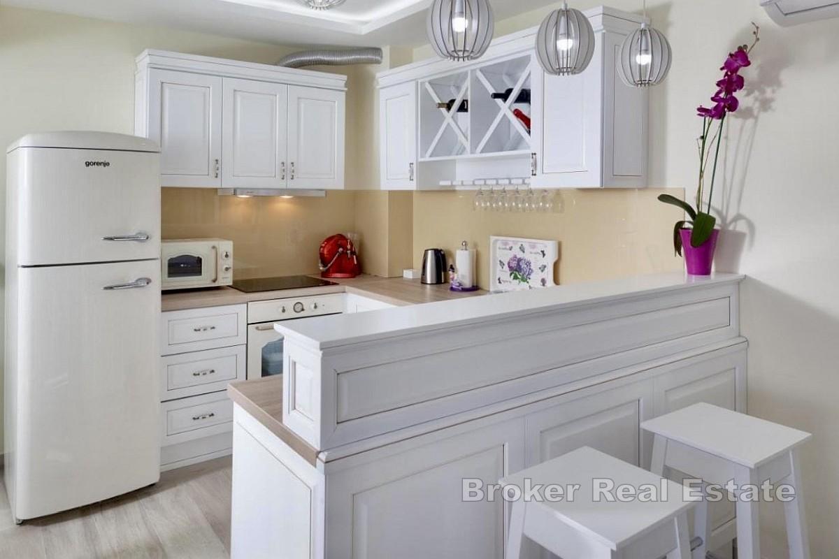 Appartamento con due camere da letto, arredato con gusto, loggia e posto auto