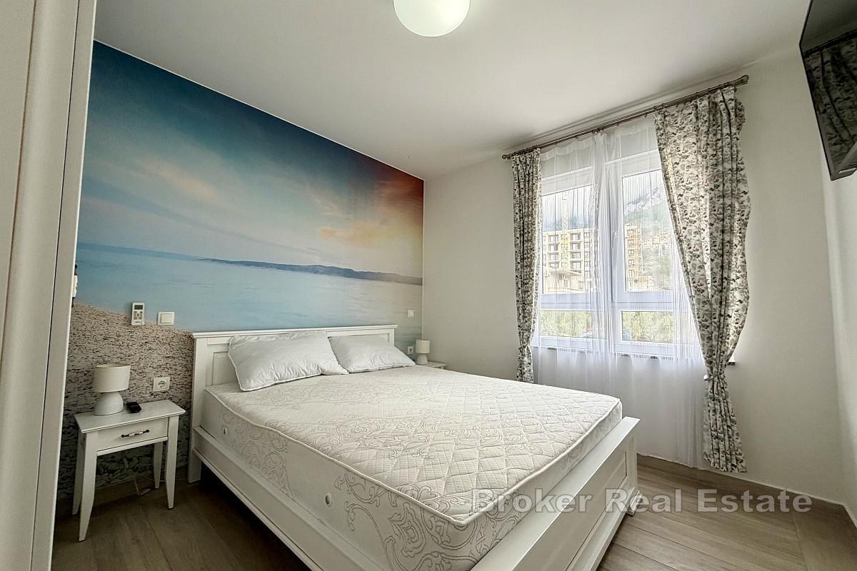 Appartamento con due camere da letto, arredato con gusto, loggia e posto auto