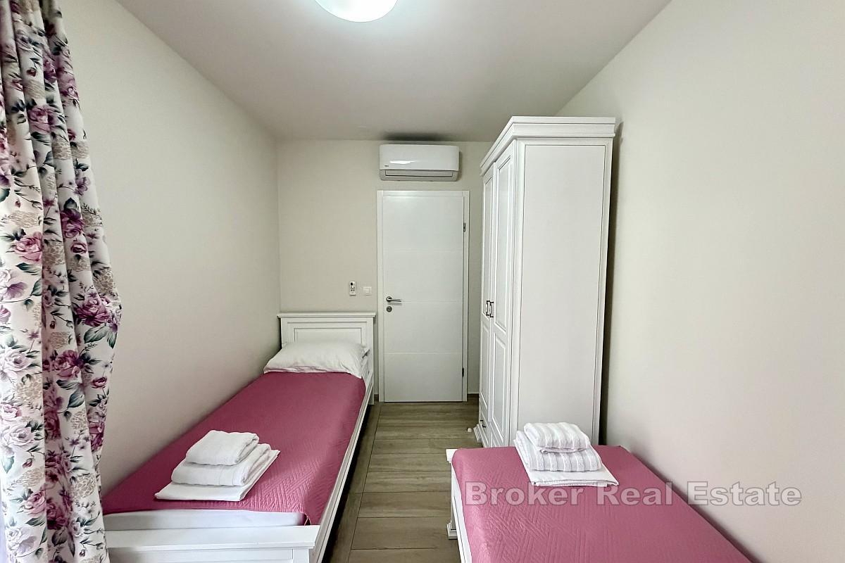 Appartamento con due camere da letto, arredato con gusto, loggia e posto auto