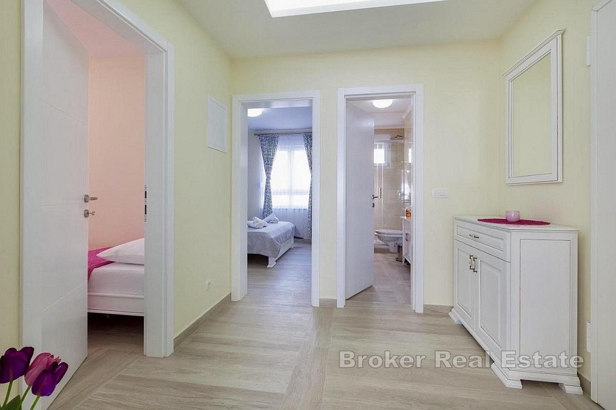 Appartamento con due camere da letto, arredato con gusto, loggia e posto auto