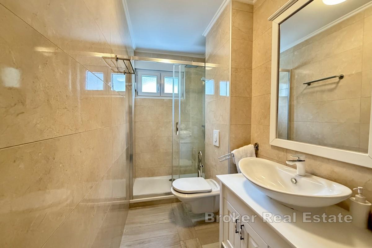 Appartamento con due camere da letto, arredato con gusto, loggia e posto auto