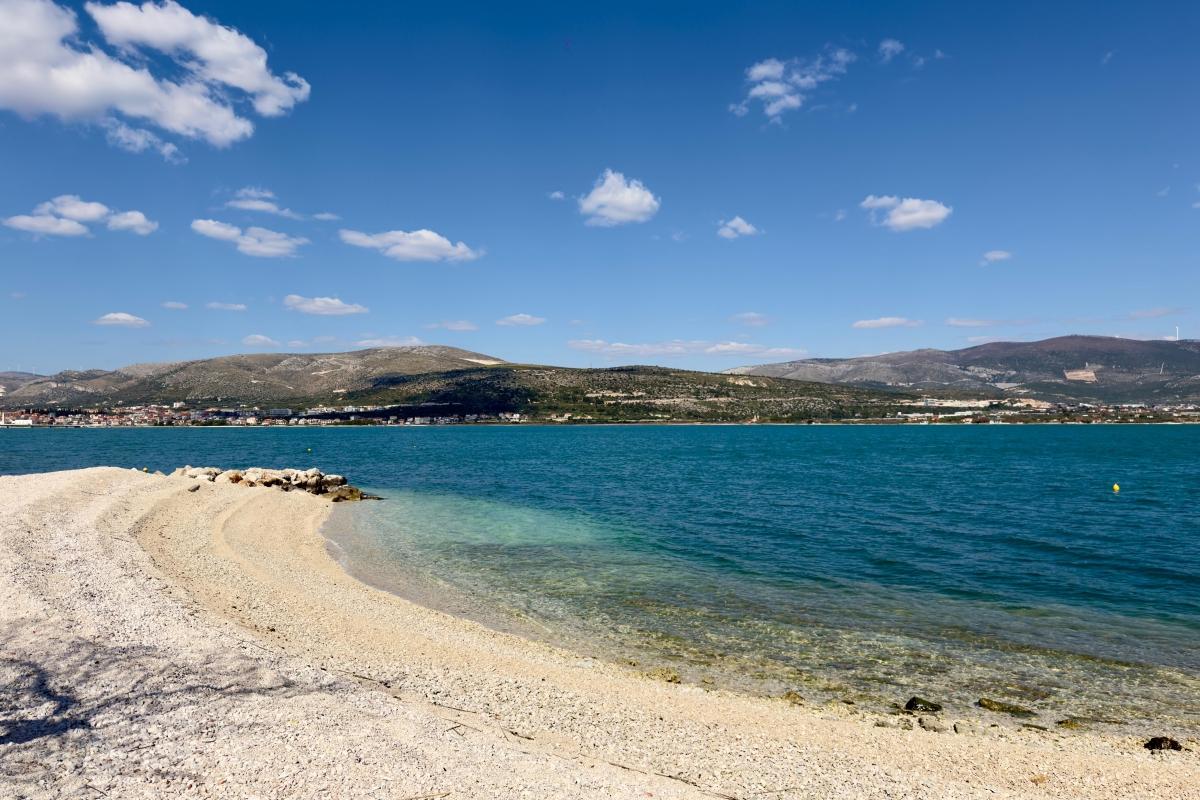 Pozemek s domem a garáží v první řadě u moře