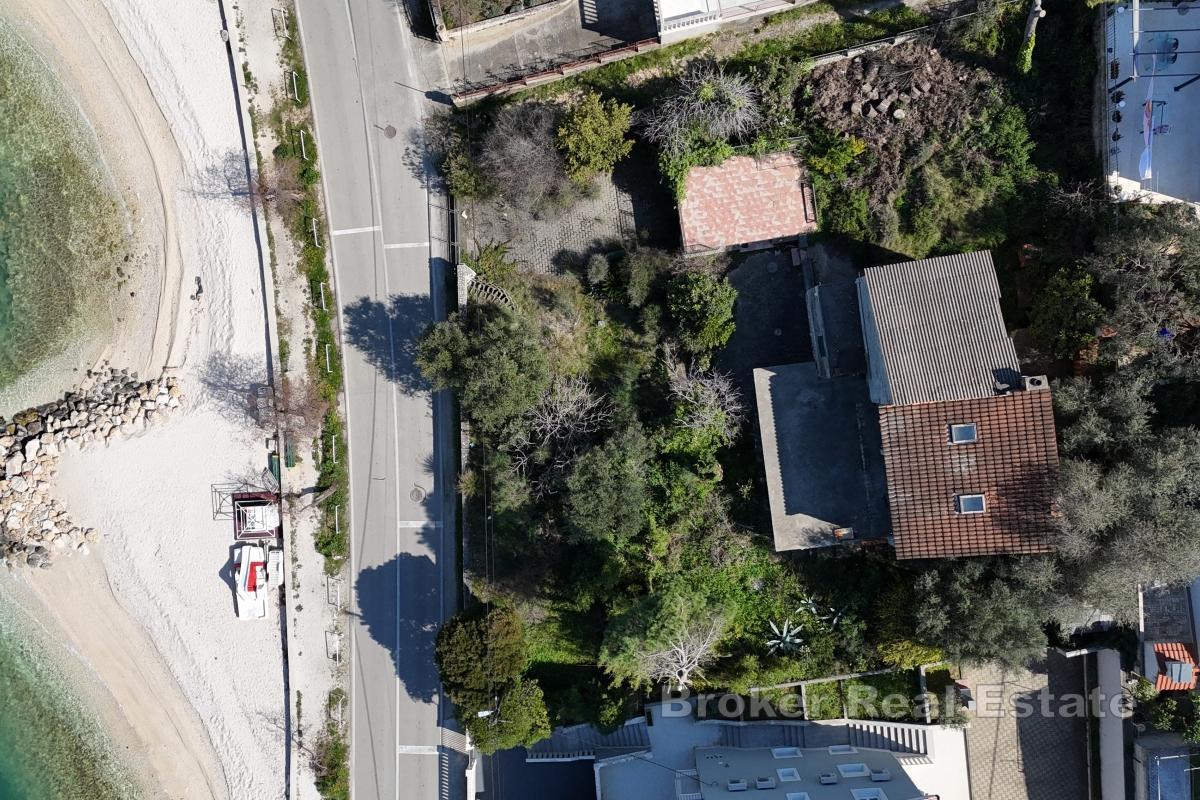 Pozemek s domem a garáží v první řadě u moře