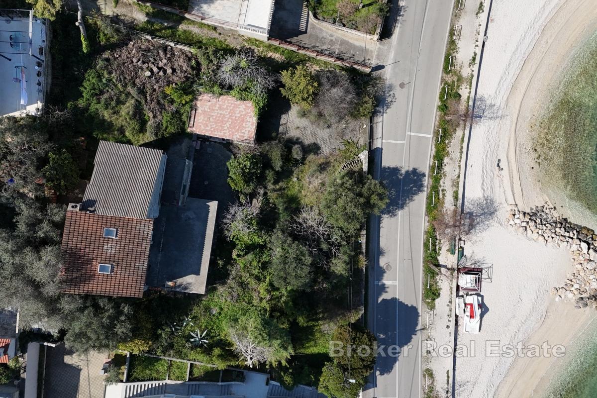 Pozemek s domem a garáží v první řadě u moře