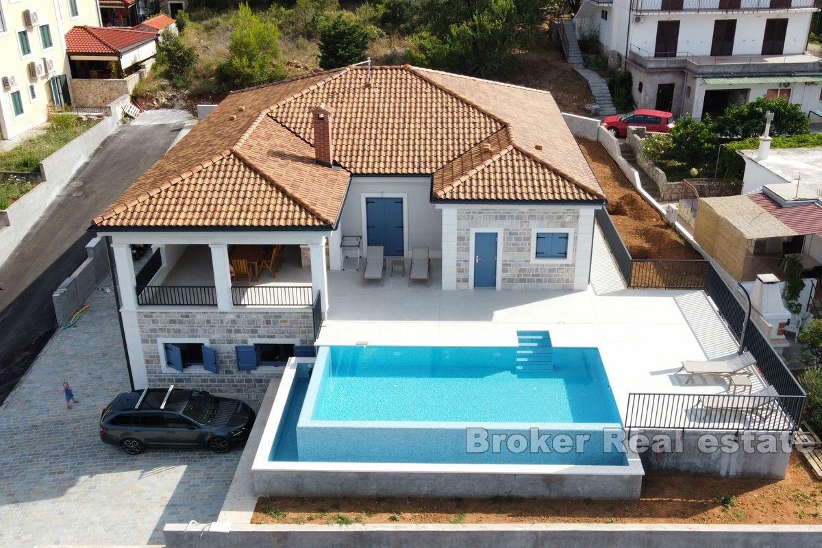 Villa med basseng og panoramautsikt over havet