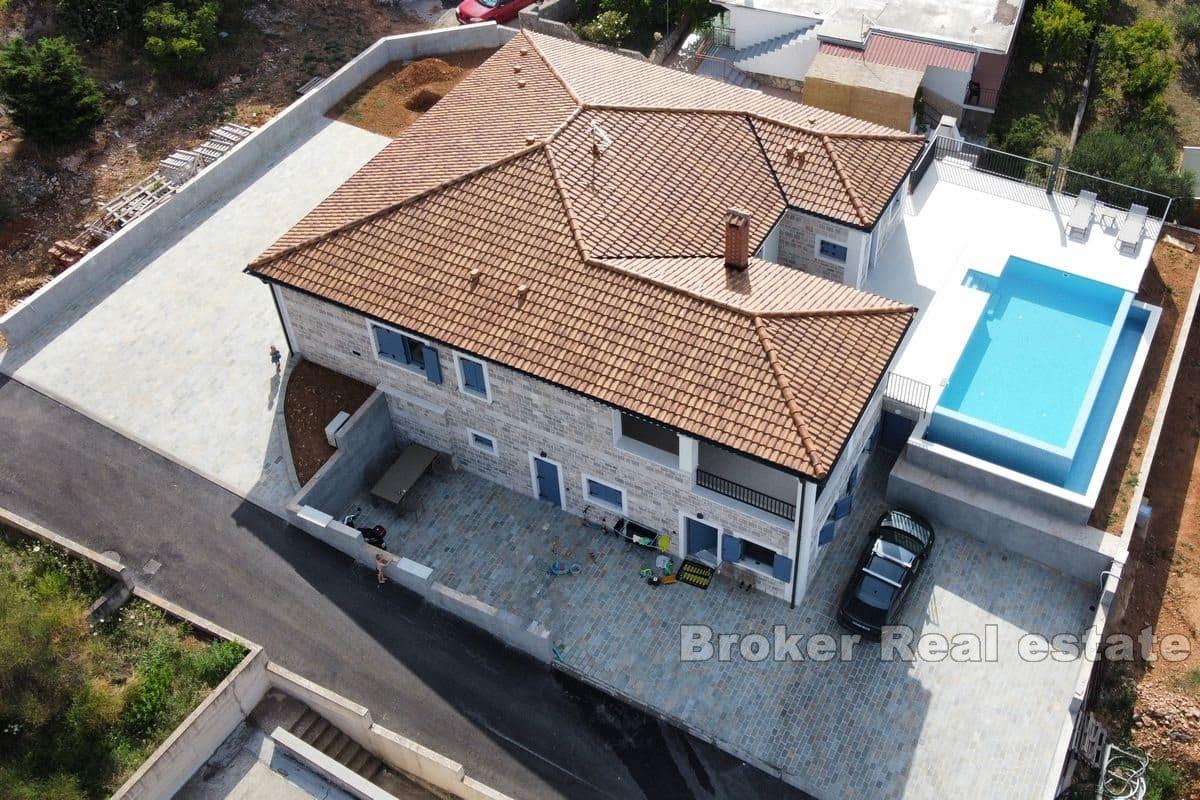 Willa z basenem i panoramicznym widokiem na morze