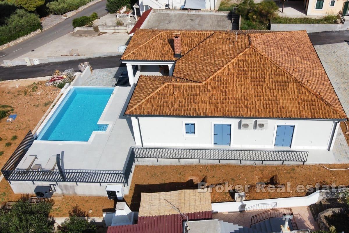 Villa med basseng og panoramautsikt over havet
