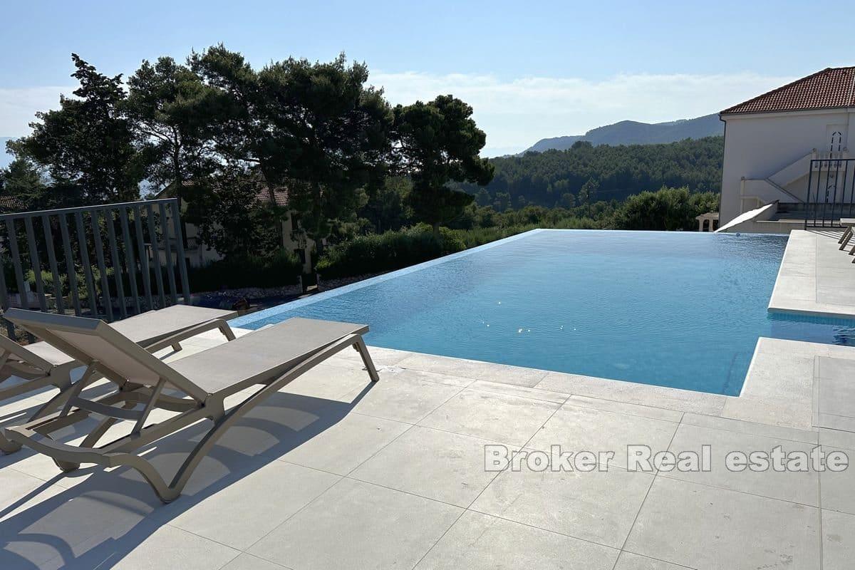 Villa med basseng og panoramautsikt over havet