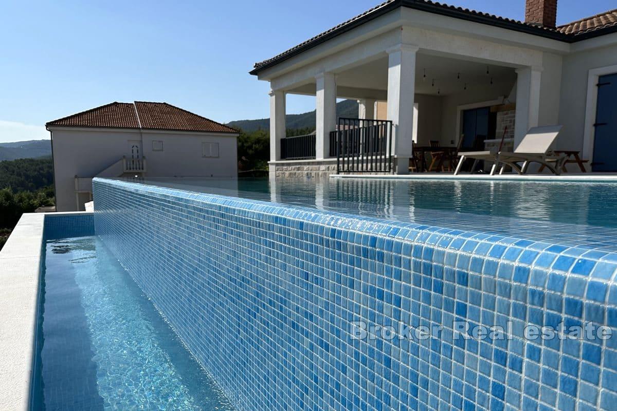 Villa med basseng og panoramautsikt over havet