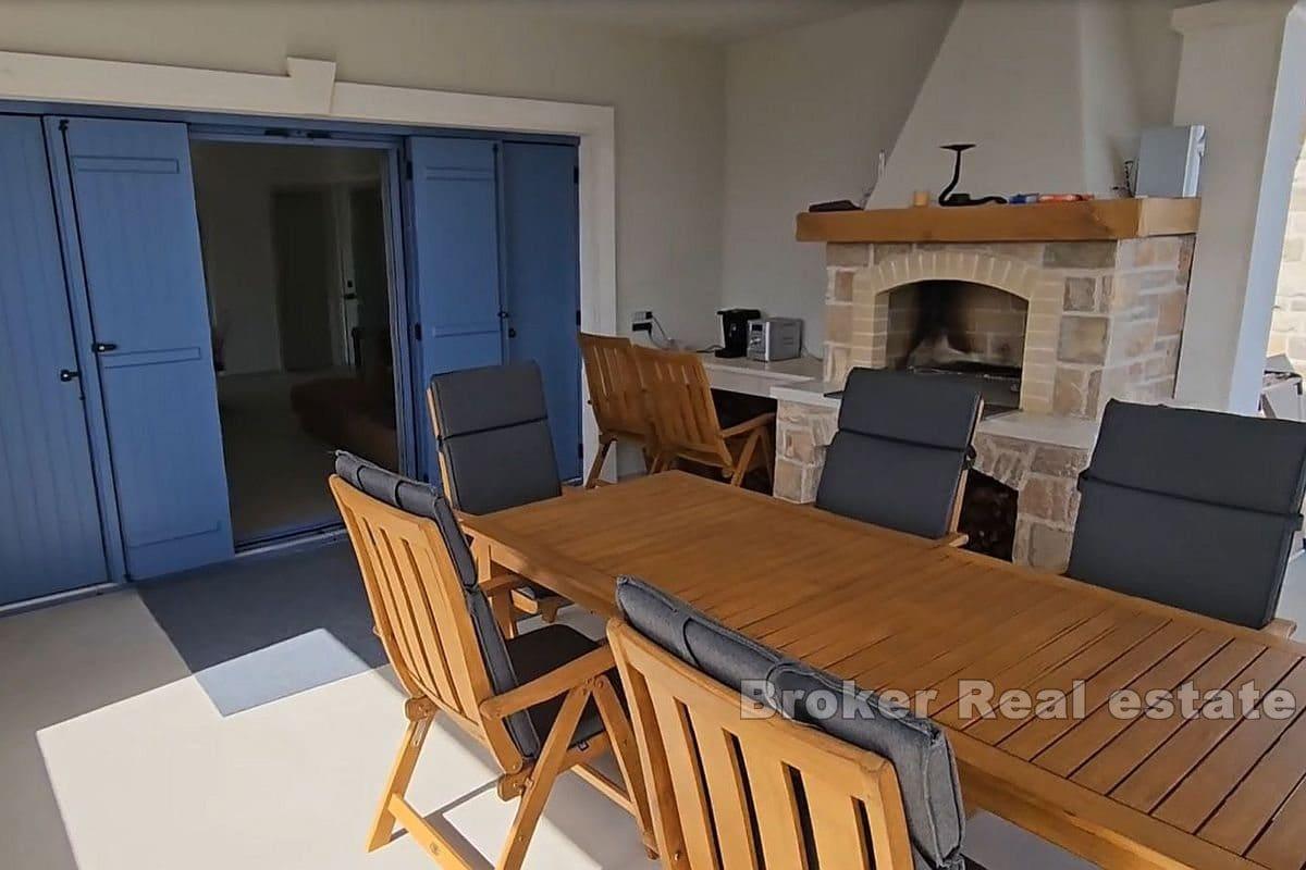 Willa z basenem i panoramicznym widokiem na morze