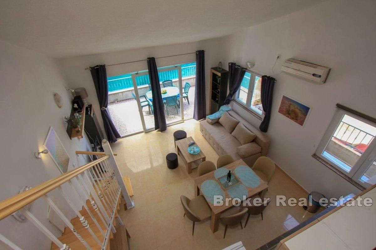 House with 11 apartments, first row to the sea
