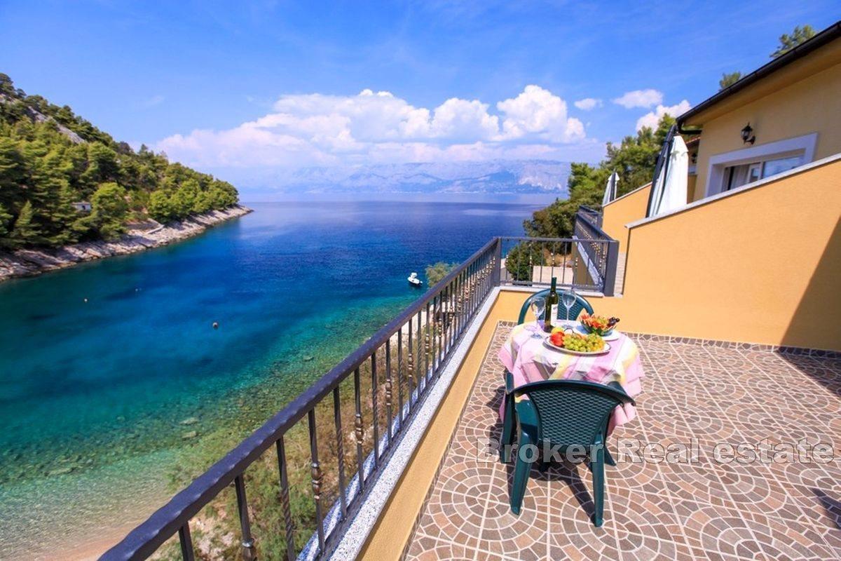 House with 11 apartments, first row to the sea