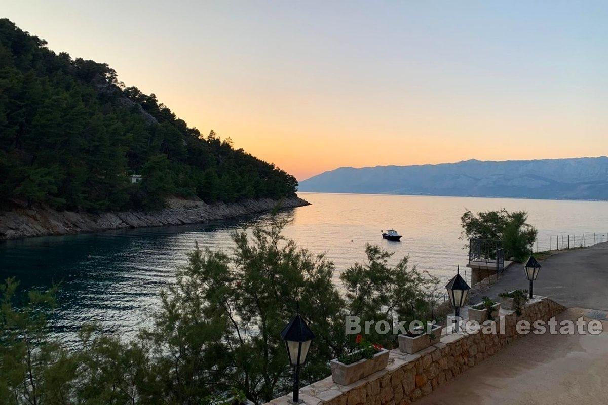 House with 11 apartments, first row to the sea