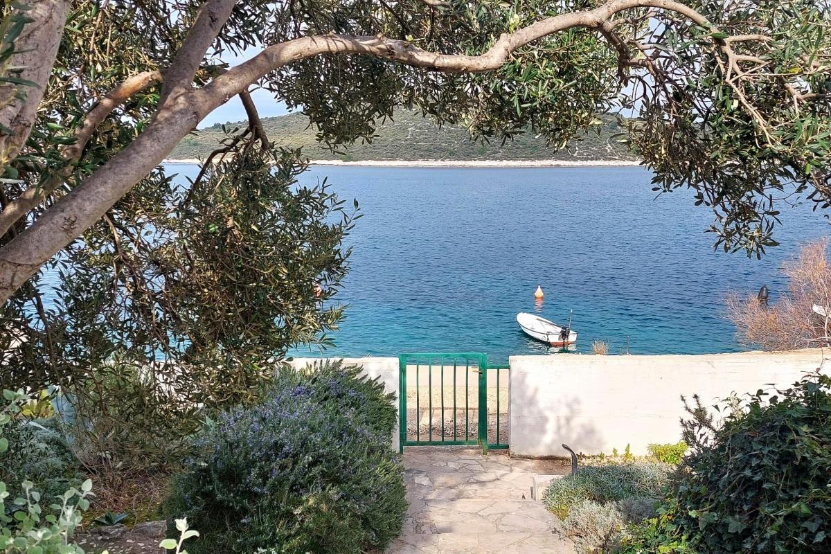 001-2051-02-Rogoznica-Charming-house-with-swimming-pool-first-row-to-the-sea-sale