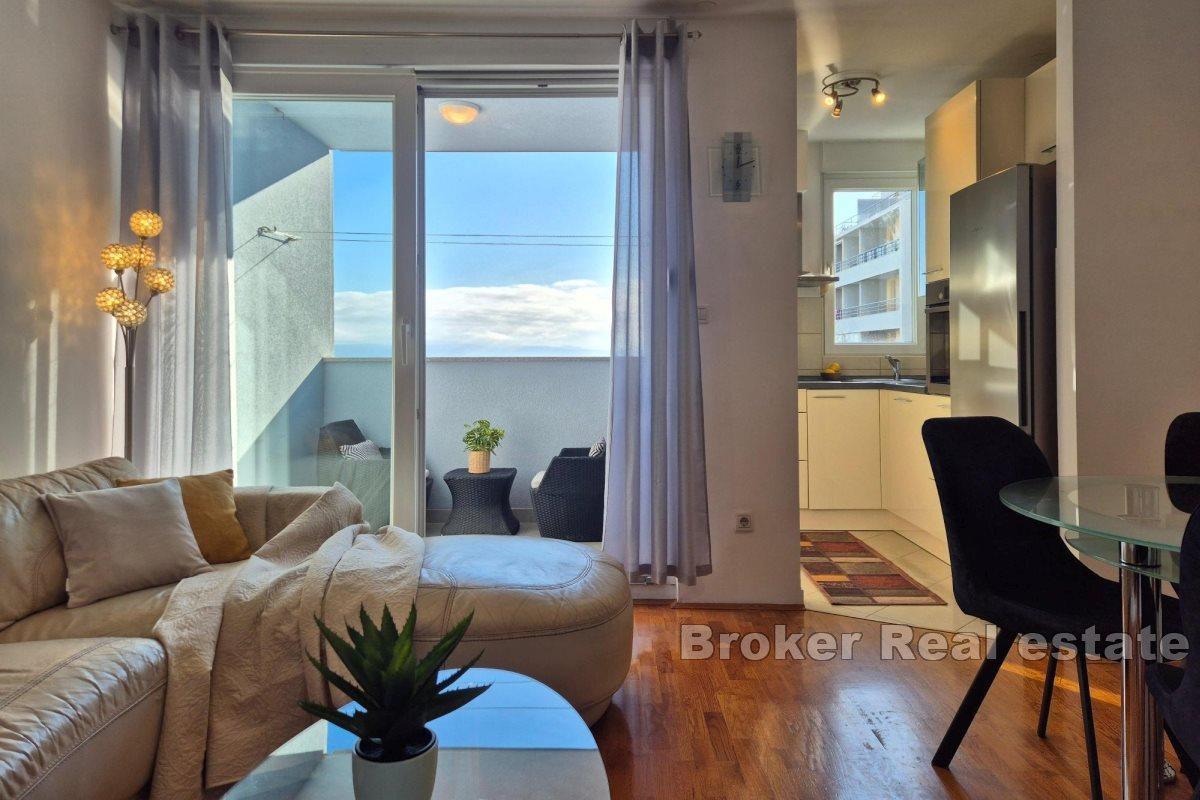 Spacious and sunny apartment with an open sea view
