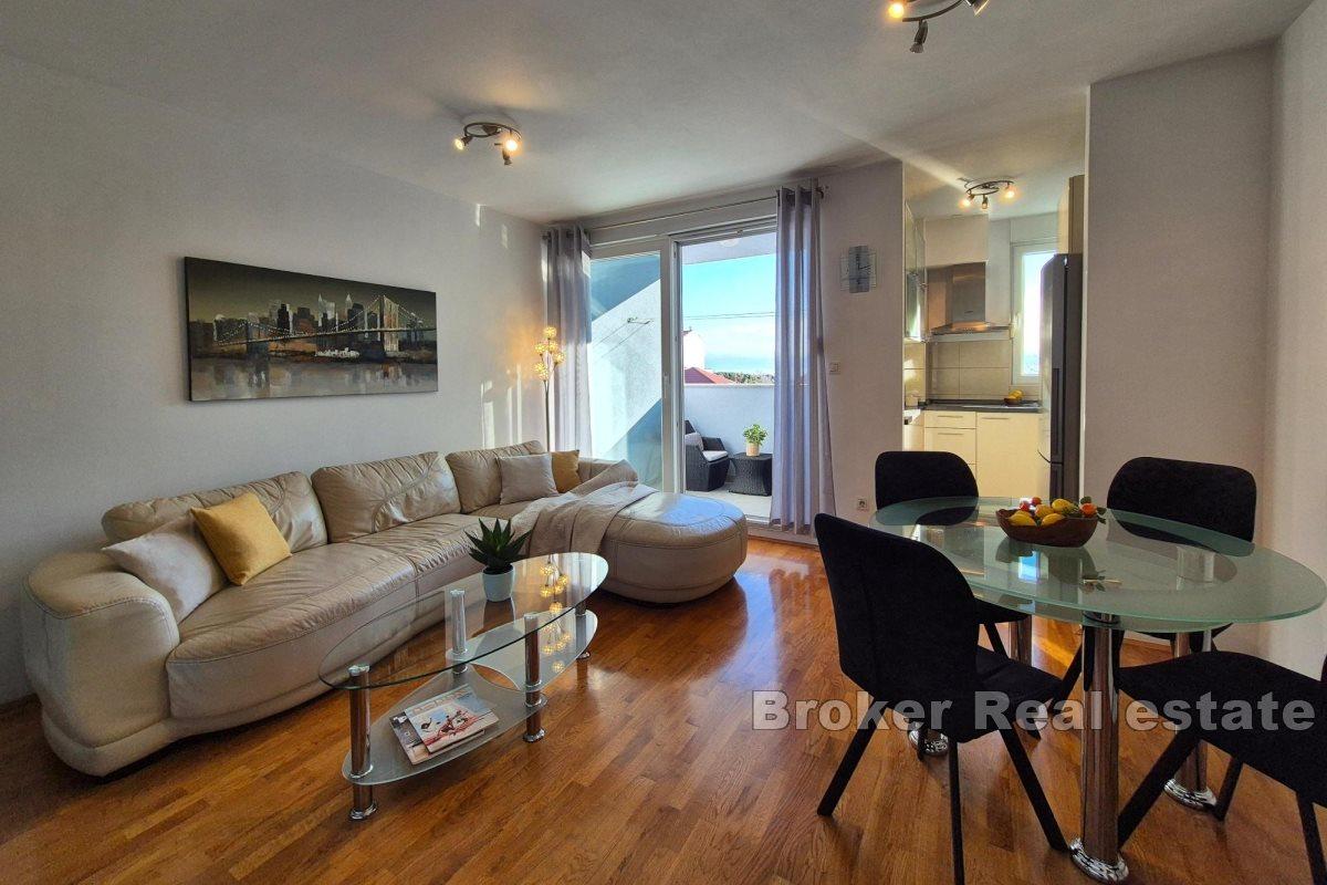 Spacious and sunny apartment with an open sea view