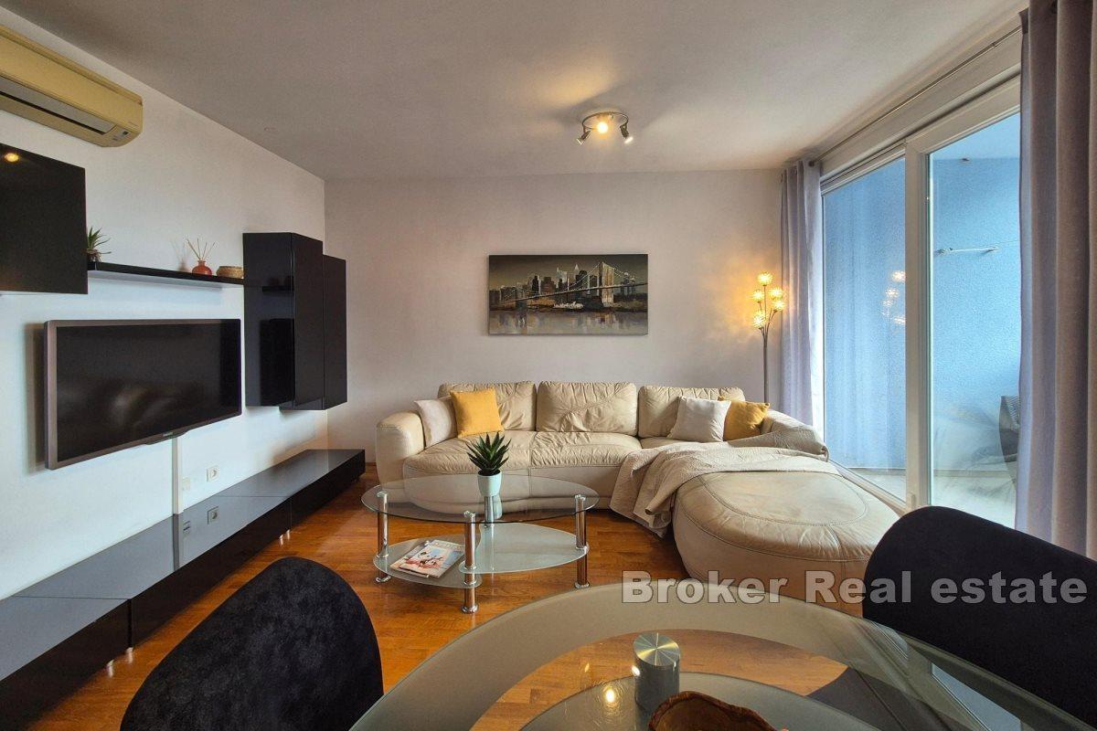 Spacious and sunny apartment with an open sea view