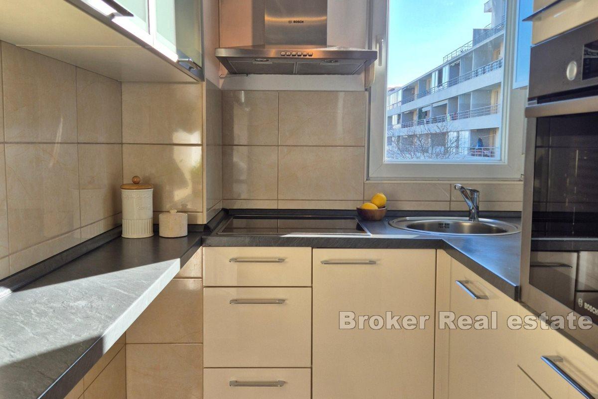 Spacious and sunny apartment with an open sea view
